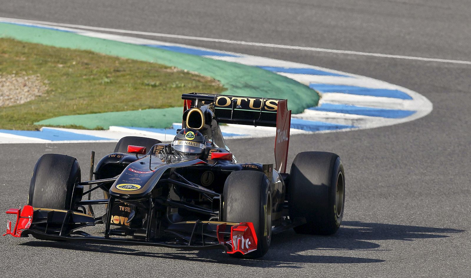 Nick Heidfeld, con el Lotus Renault en los entrenamientos de Jerez
