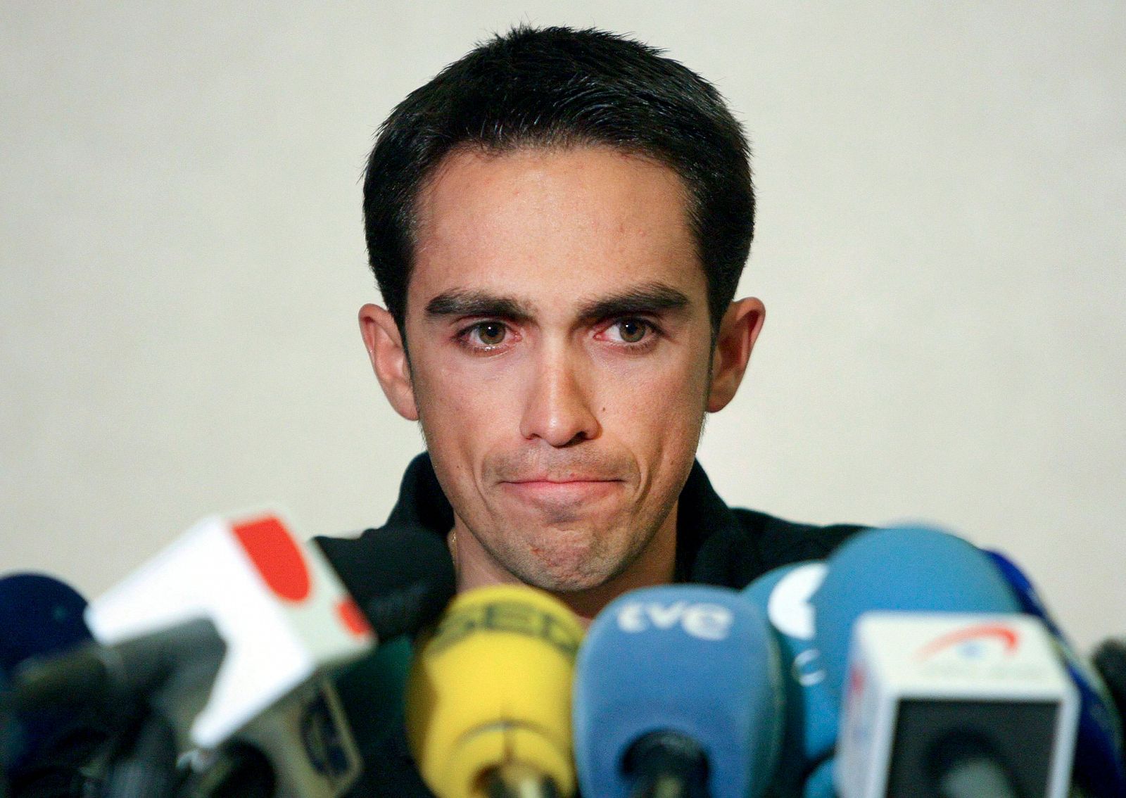 Alberto Contador, con los ojos llorosos en la rueda de prensa que dio tras la primera etapa de la Vuelta al Algarve.