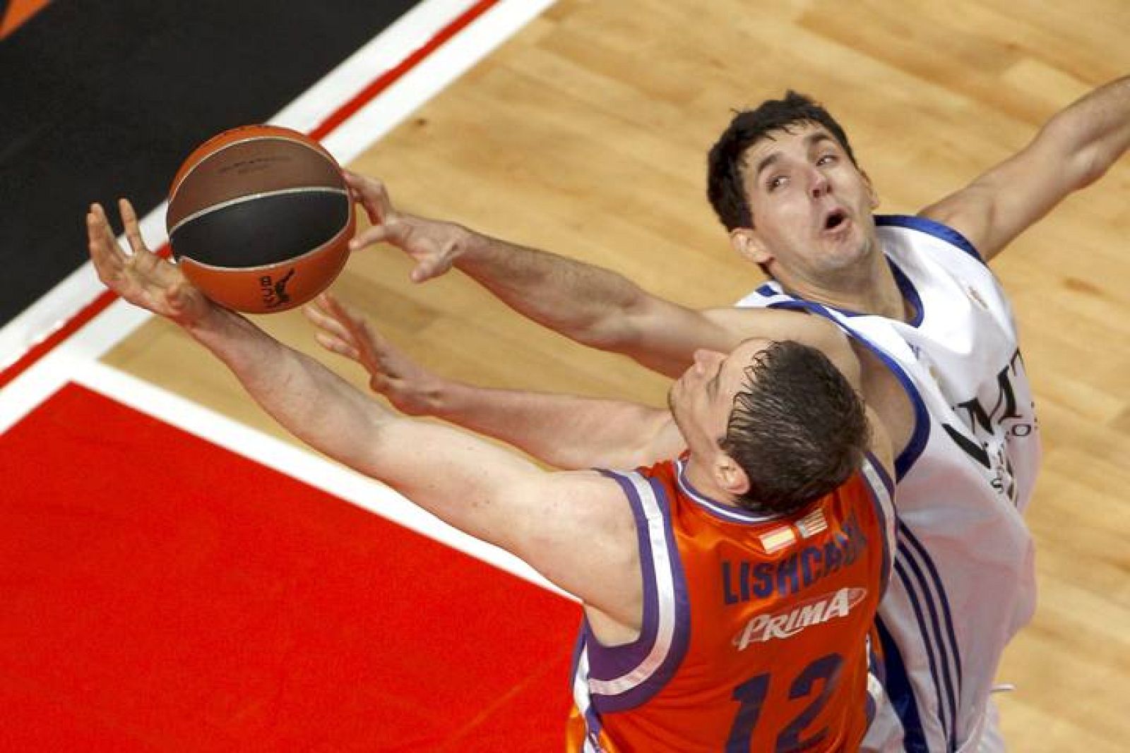El madridista Nikola Mirotic y el 'taronja' Lishchuk disputan un balón en la pasada semifinal de Copa