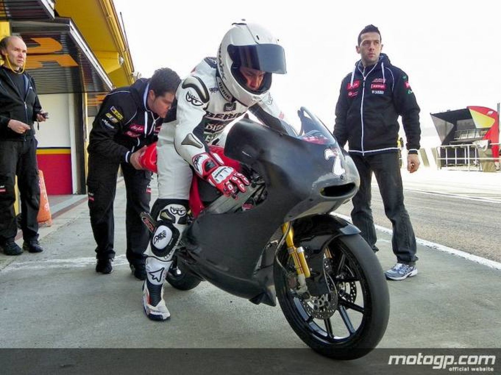Efrén Vázquez, en los entrenamientos en el circuito de Estoril.