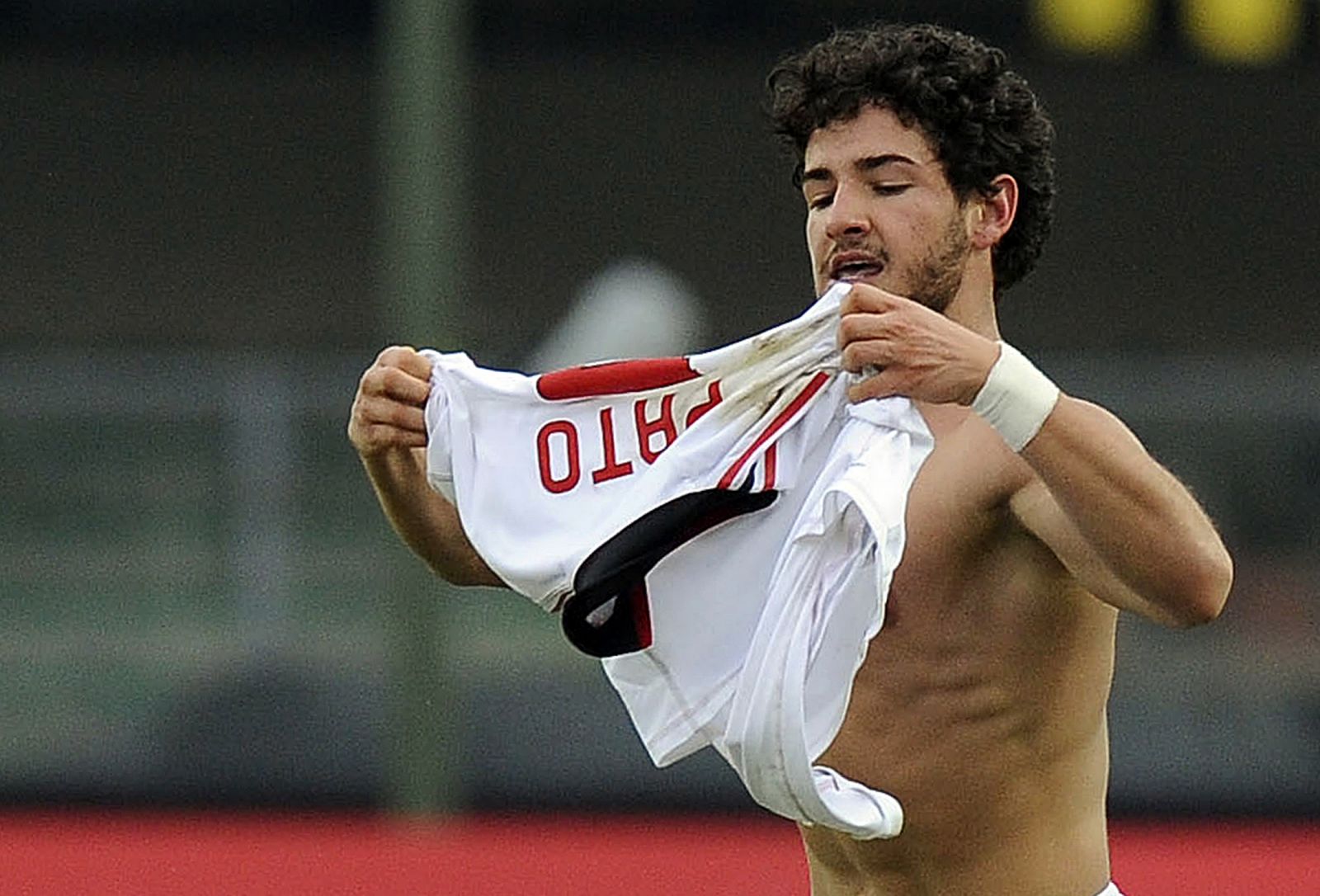 Alessandre Pato celebra su gol ante el Chievo de Verona