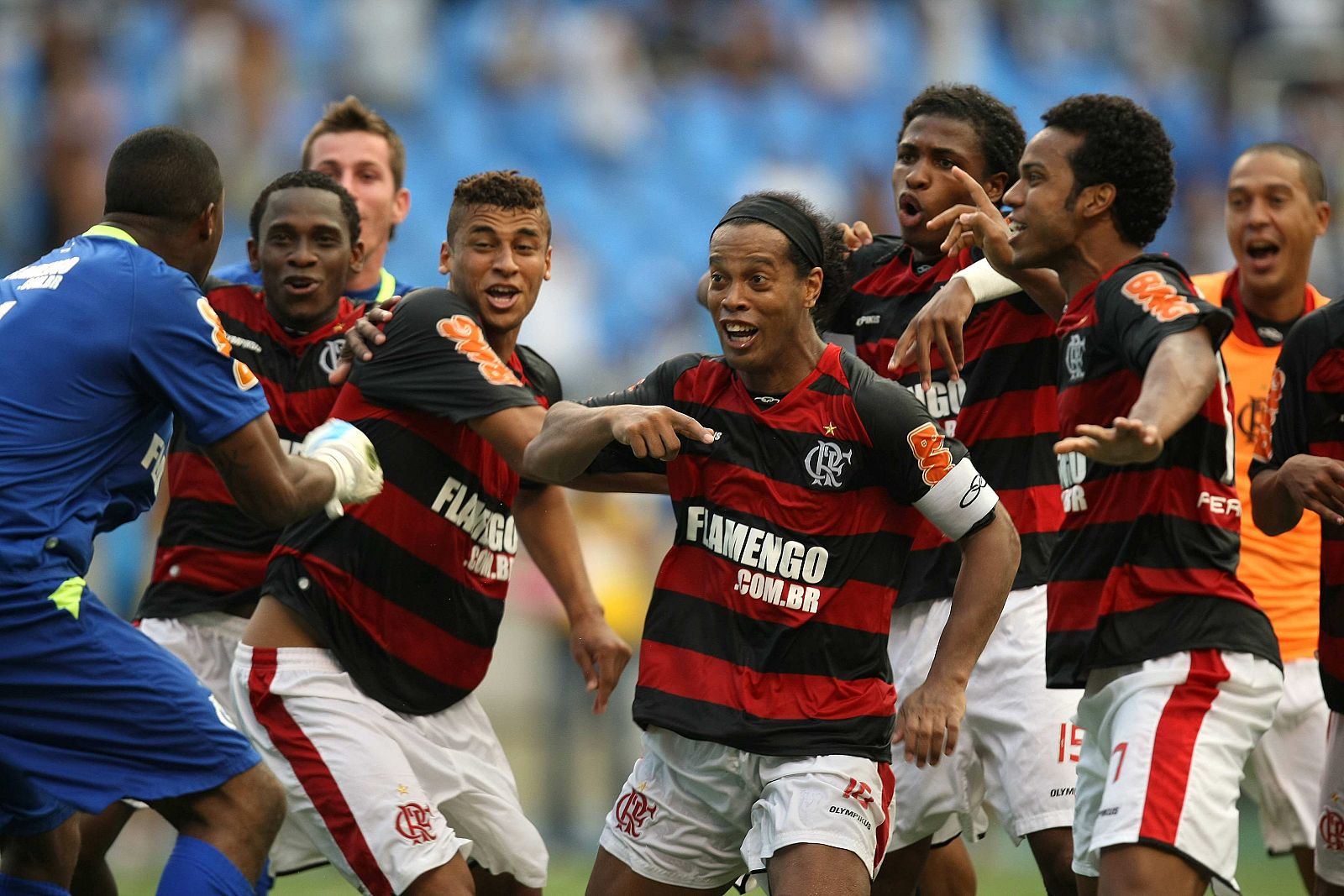 Ronaldinho celebra con sus compañeros la clasificación de su equipo