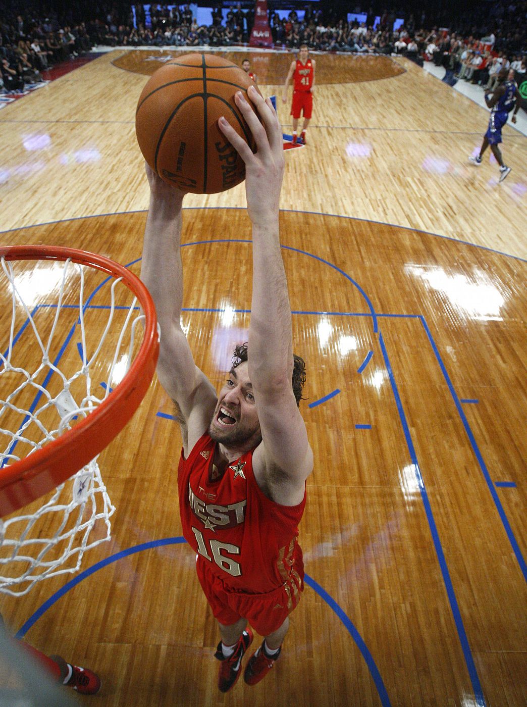 El jugador español de la Conferencia Oeste Pau Gasol, de los Lakers de Los Ángeles, anota una canasta.