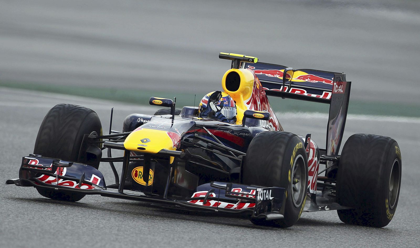 El piloto australiano de Fórmula Uno de Red Bull, Mark Webber, durante la sesión de entrenamientos libres en Montmeló.