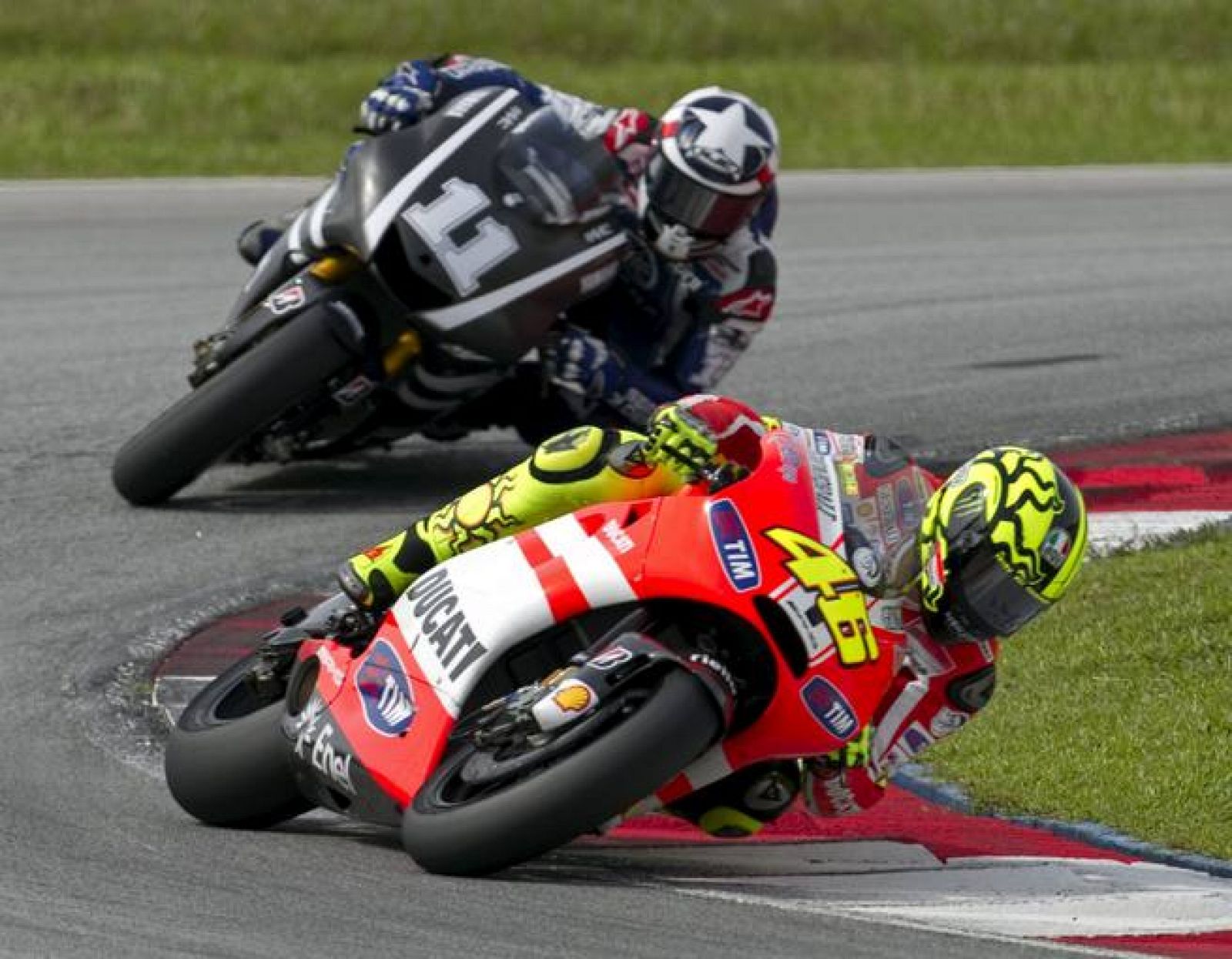 Rossi se coloca por delante del estadounidense Ben Spies.