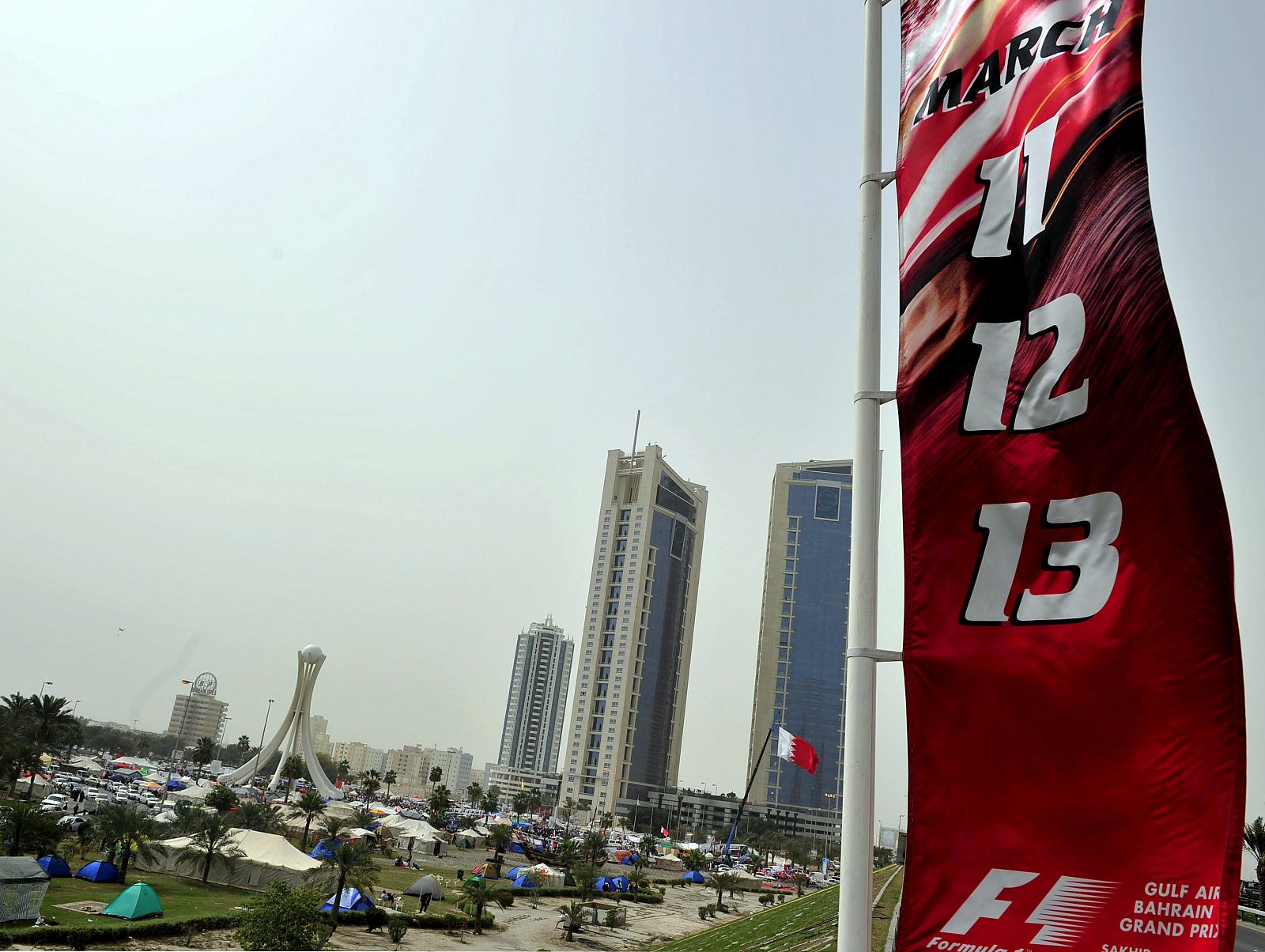 Una bandera que promociona el Gran Premio de Fórmula Uno de Bahréin, ondea junto a la Plaza Lulu en Manama, Bahréin.