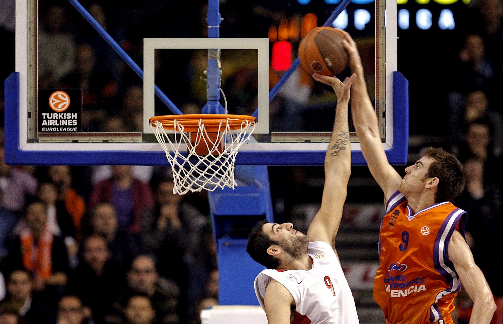 Claver trata de encestar ante Boroussis, de Olympiacos, en un partido de Euroliga