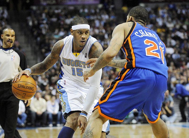 Con la camiseta de los Nuggets (i), Anthony, de 26 años, ya es jugador de los Knicks