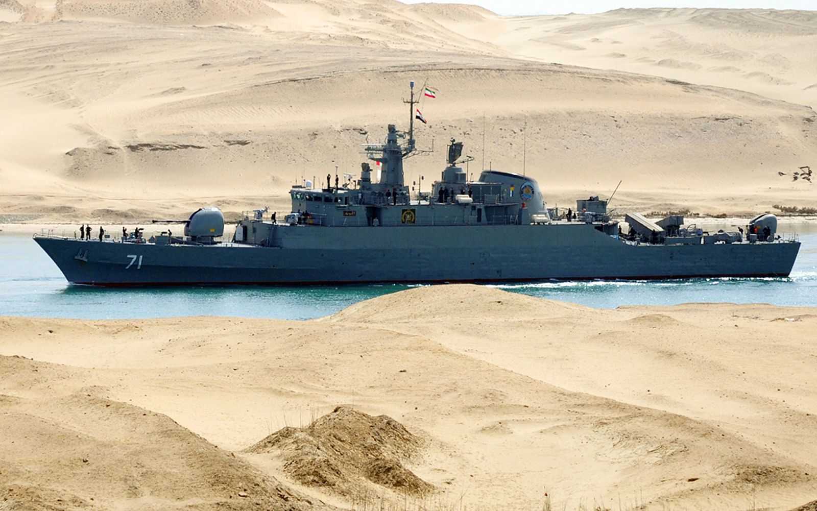 Uno de los barcos de guerra iraníes cruzando el Canal de Suez