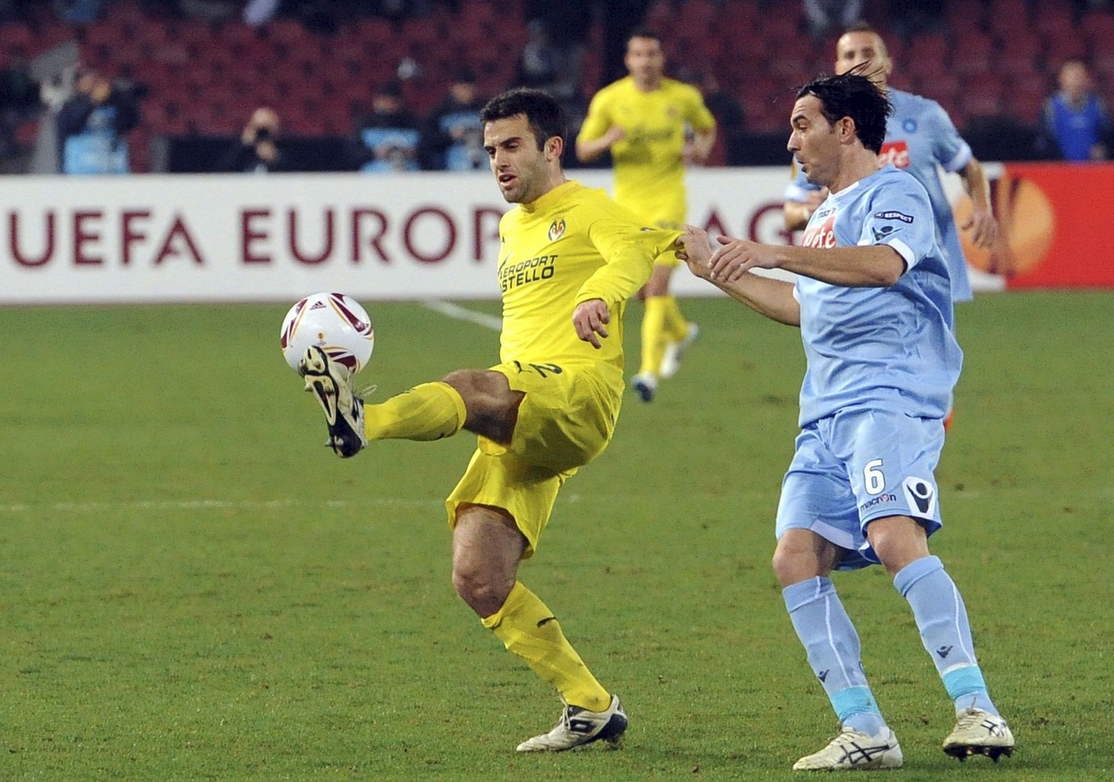 Giuseppe Rossi trata de proteger el balón ante la presión de Aronica, del Nápoles