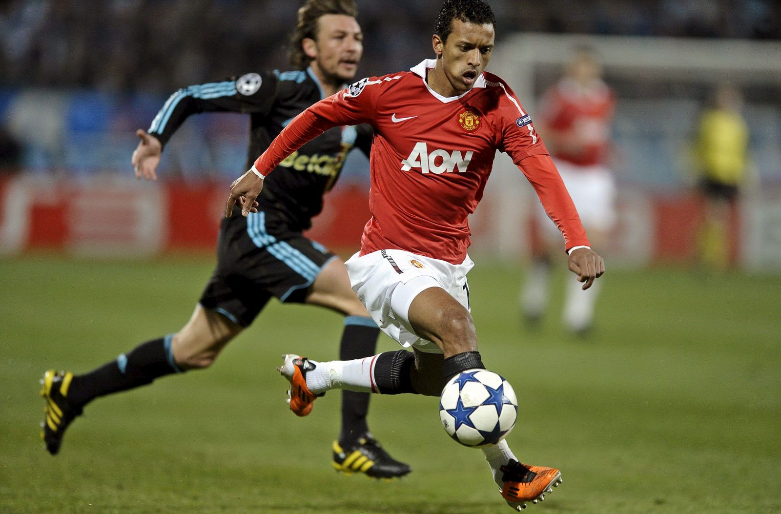 El defensa argentino del Olympique de Marsella, Gabriel Heinze, pelea por el control del balón con el jugador del Manchester United, Nani.