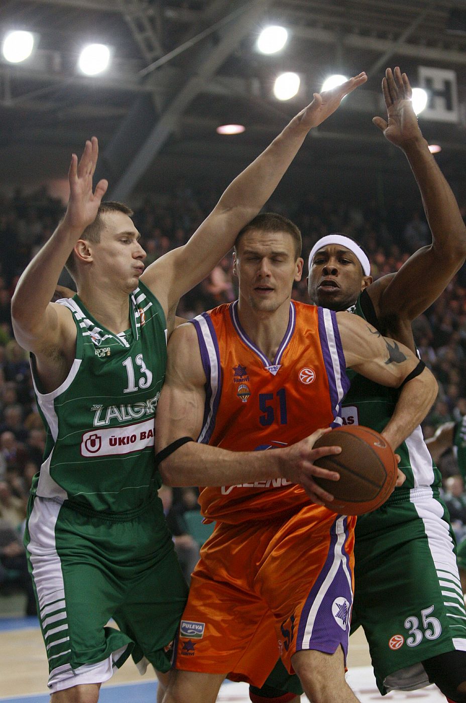 Travis Watson y Paulius Jankunas, del Zalgiris Kaunas, defienden el ataque de Robertas Javdokas, del Power Electronics Valencia.