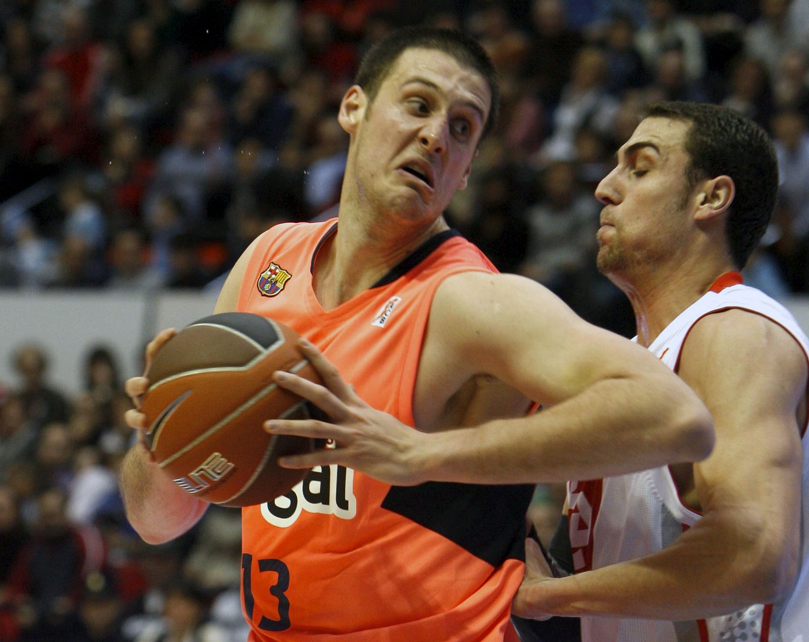 Paolo Quinteros  escolta del Basket CAI ZAragoza, y Kosta Perovic, pívot del Regal FC Barcelona, se disputan la posesión de la pelota durante un partido.