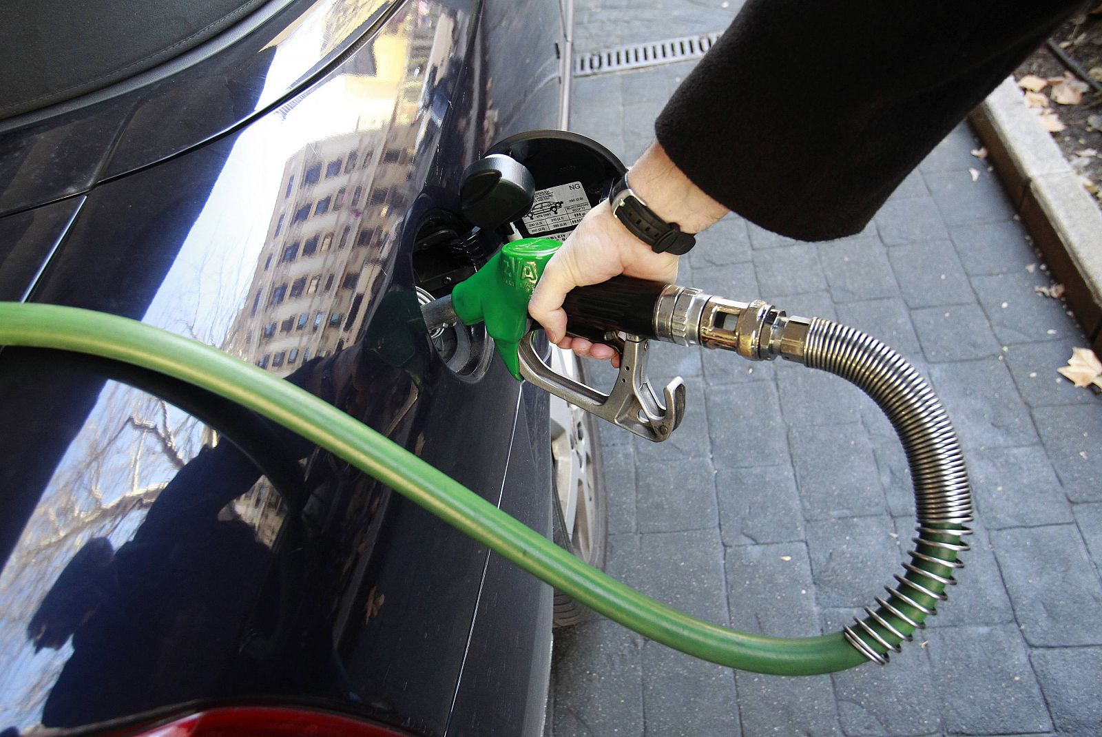 Un conductor rellena el depósito en una gasolinera de Madrid