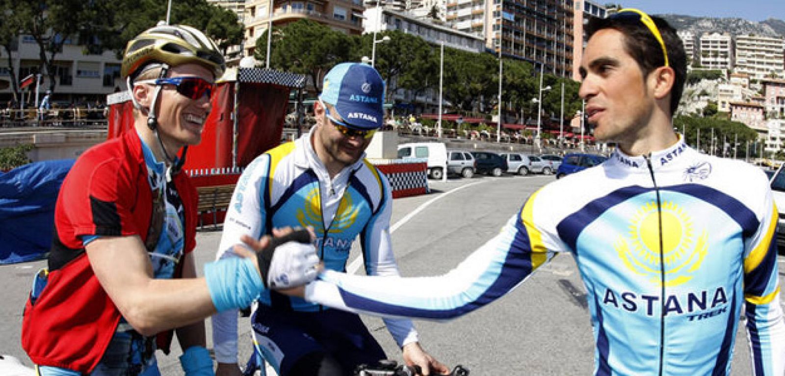 Vinokourov saluda a Contador