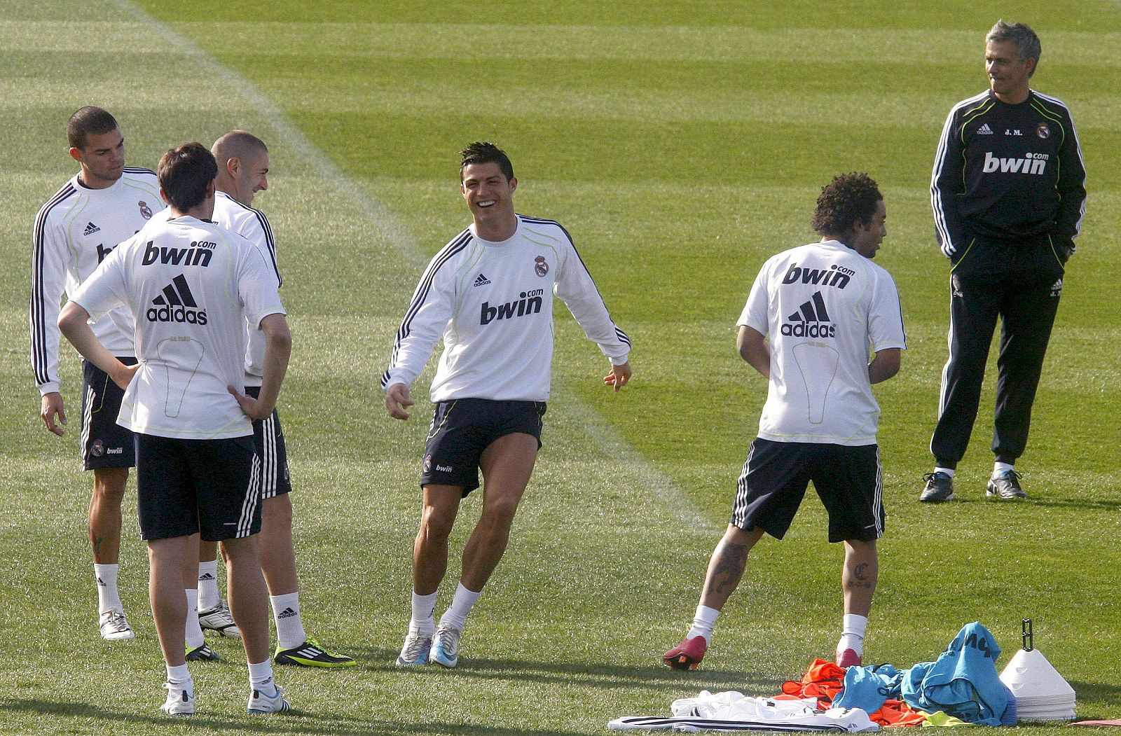 El entrenador del Real Madrid, José Mourinho, supervisa el entrenamiento de sus jugadores esta tarde en Valdebebas.