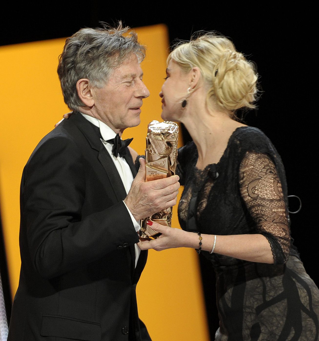 El director francés Roman Polanski recibe el premio a Mejor Adaptación por su película 'The Ghost Writer' de manos de la actriz francesa Emmanuelle Beart