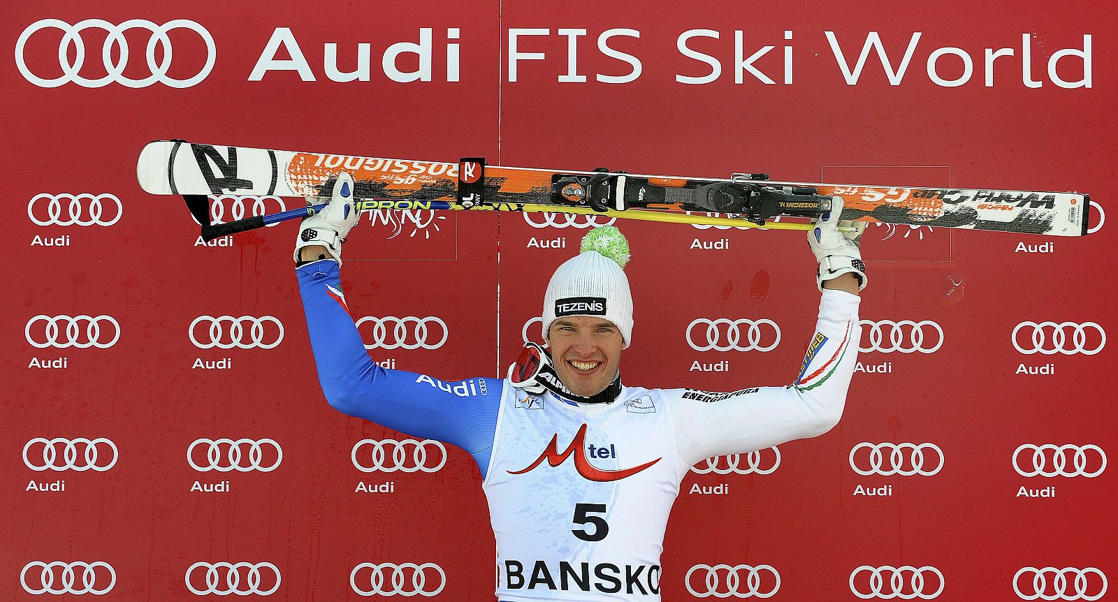 El italiano Christof Innerhofer celebra su victoria en la Copa del Mundo de la Supercombinada en Bansko (Bulgaria).