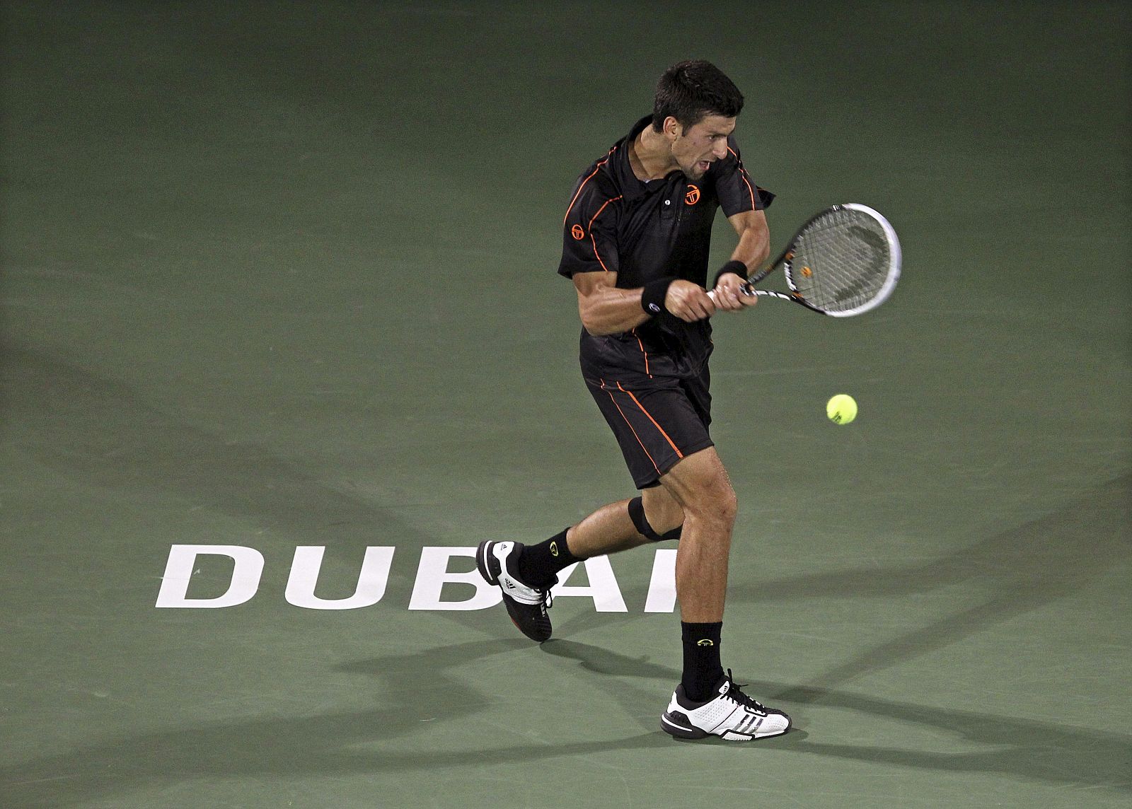 El tenista serbio Novak Djokovic devuelve la bola al suizo Roger Federer.