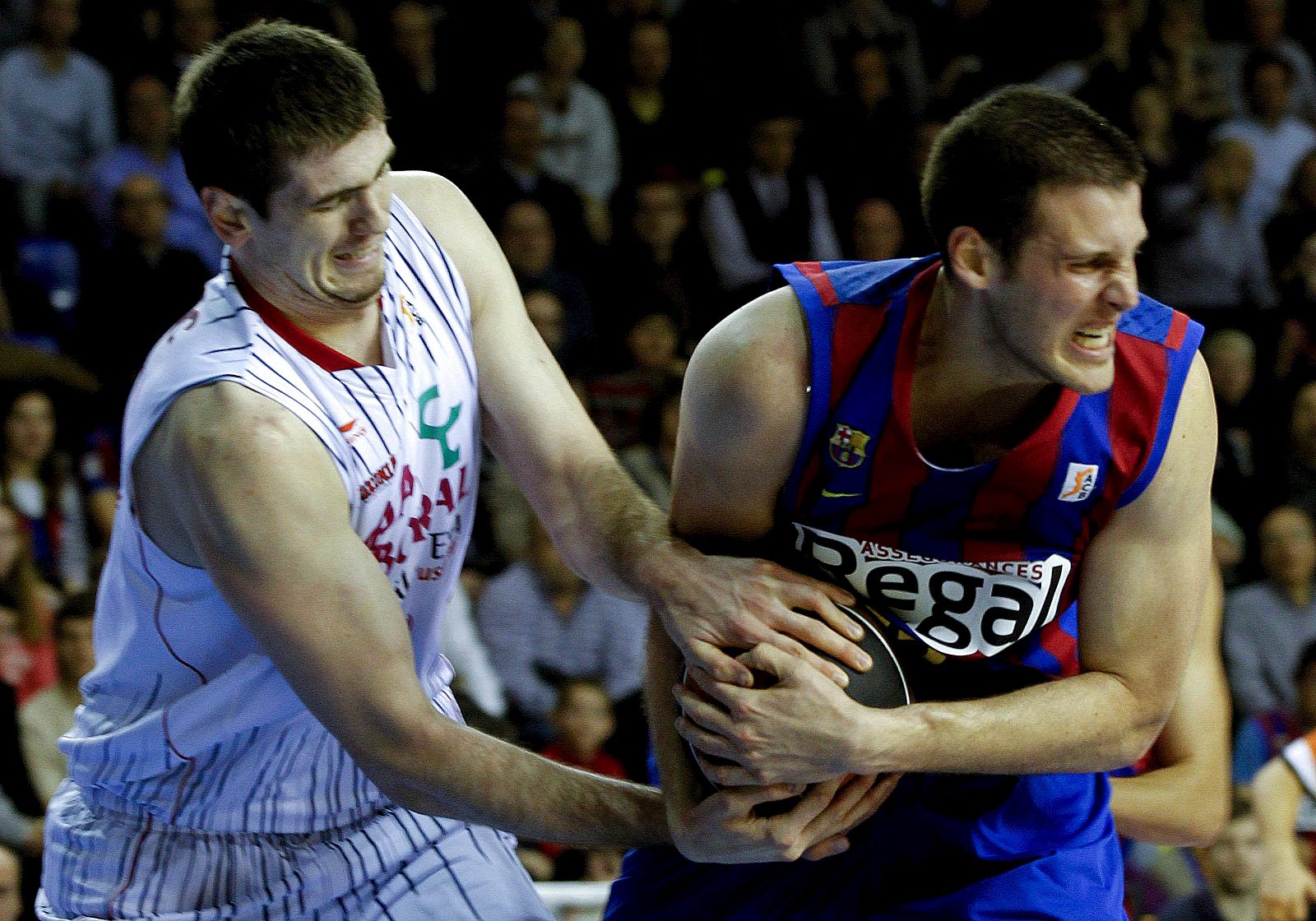 El jugador del Regal FC Barcelona, Kosta Perovic (d), lucha por un balón con Stanko Barac, del Baskonia Caja Laboral.