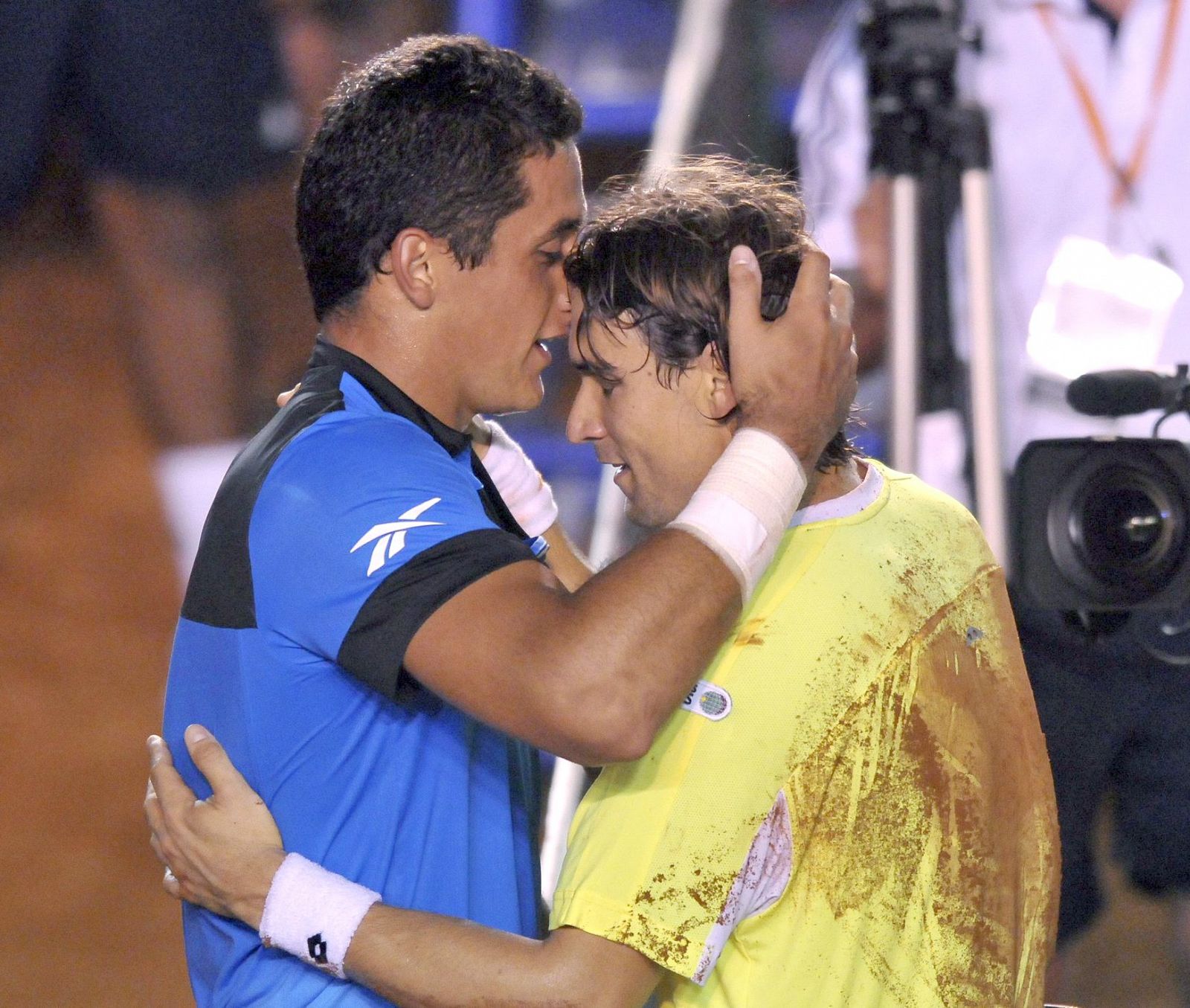 Los tenistas españoles Ferrer, campeón del Abierto Mexicano de Tenis, y Almagro, subcampeón, se abrazan tras la final.