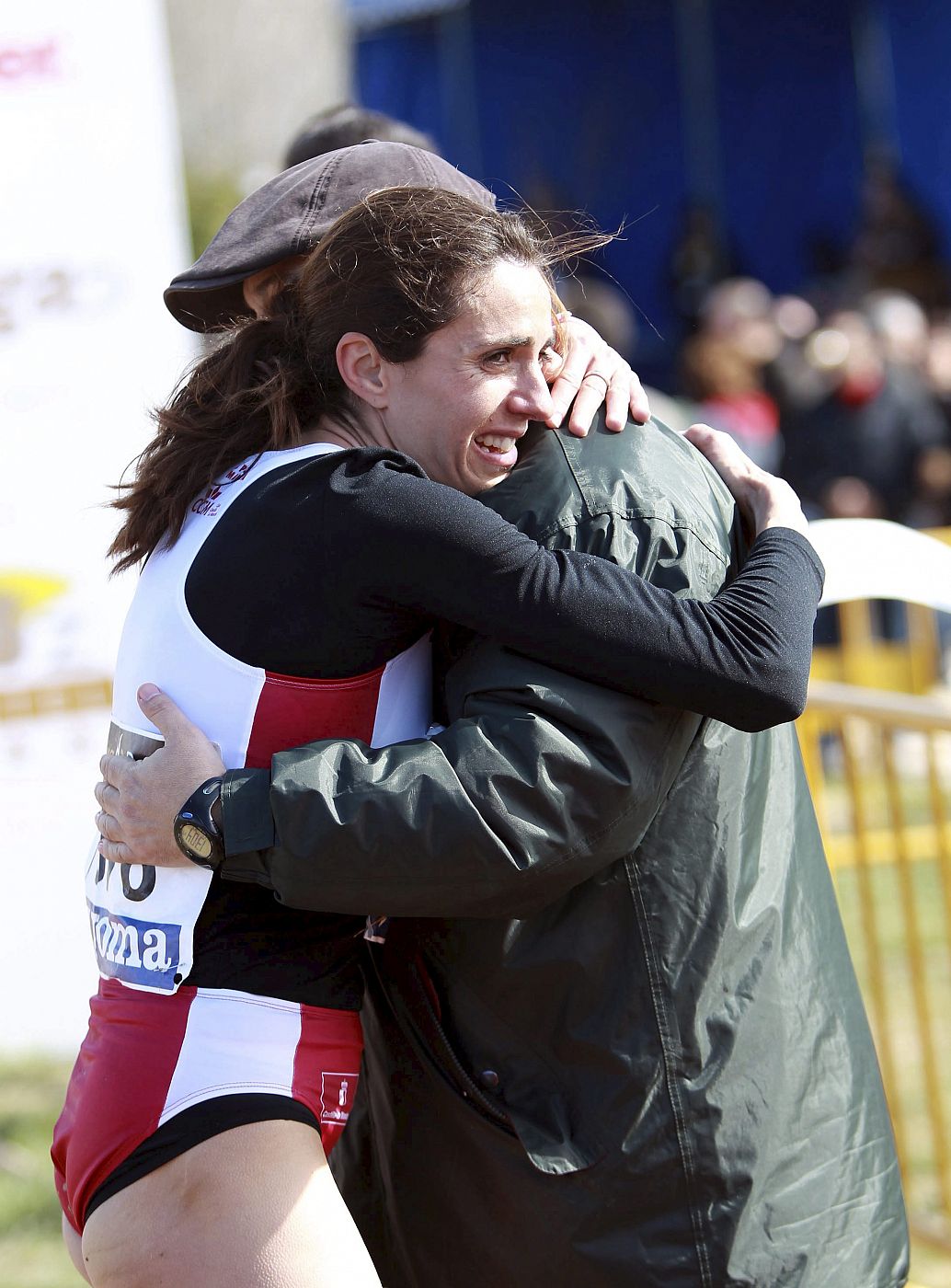 La atleta Nuria Fernandez celebra su victoria con su entrenador en el Campeonato de España.