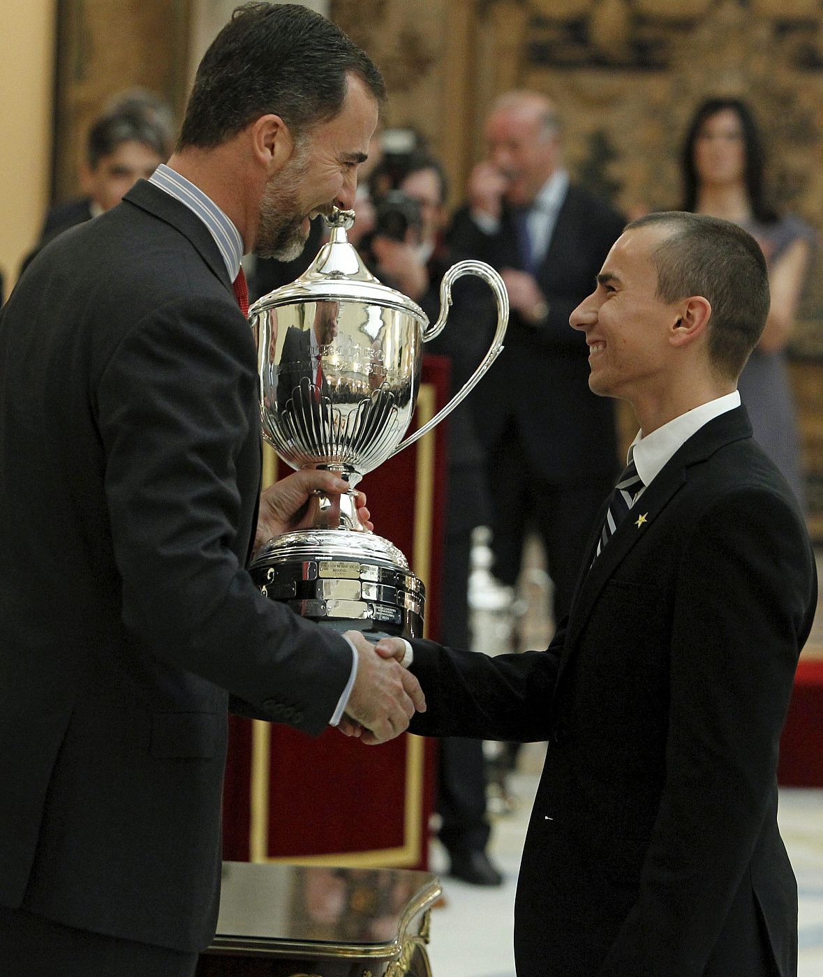 El Príncipe de Asturias entrega al piloto Jorge Lorenzo el trofeo que le acredita como mejor deportista de 2010.