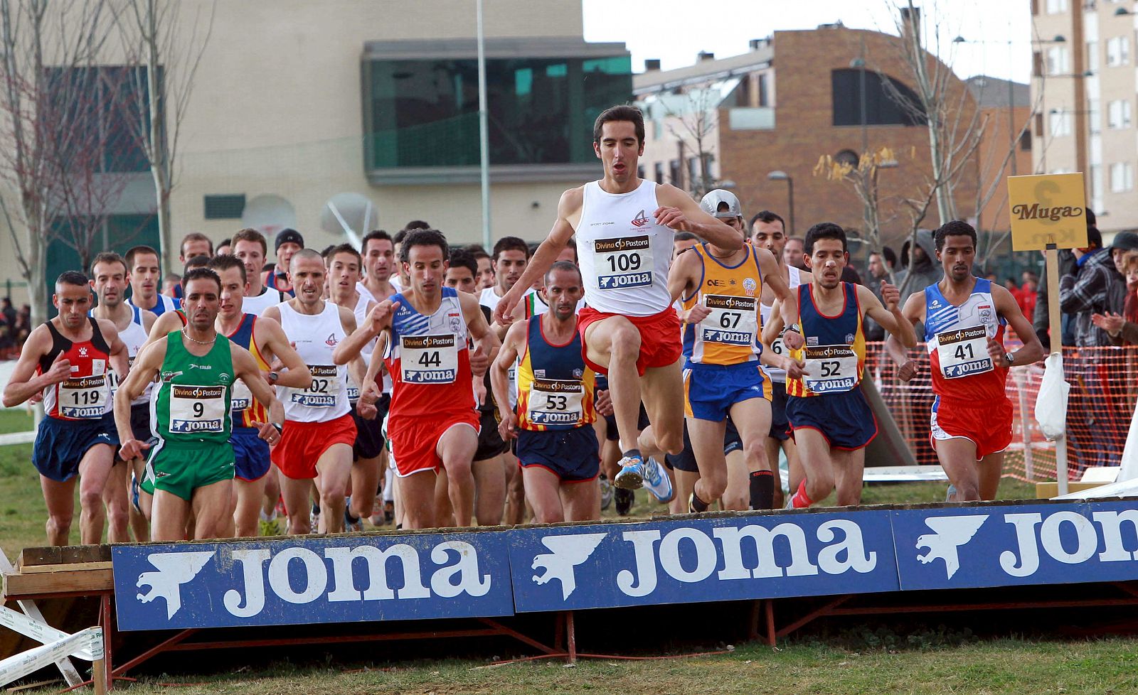 El atleta Arturo Casado (dorsal 109) lidera la prueba del Campeonato de España de atletismo campo a través en la localidad riojana de Haro.