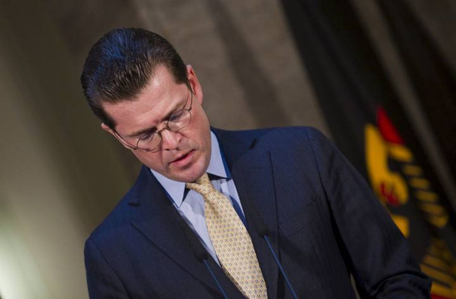 El ministro de Defensa alemán, Karl-Theodor zu Guttenberg, da una rueda de prensa para anunciar su dimisión en Berlín.