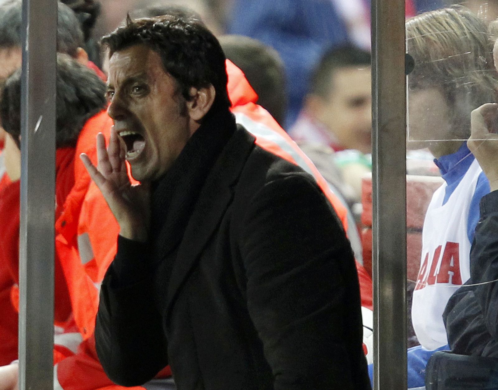 Quique Sánchez Flores, técnico del Atlético de Madrid, da órdenes a sus jugadores desde el banquillo del Calderón.