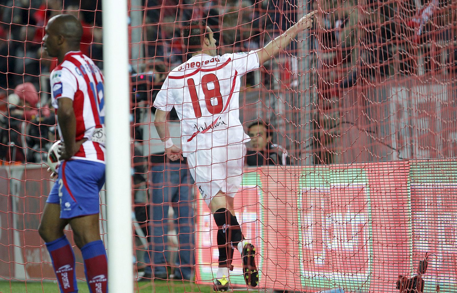 Negredo celebra el tercer gol del Sevilla ante el Sporting.