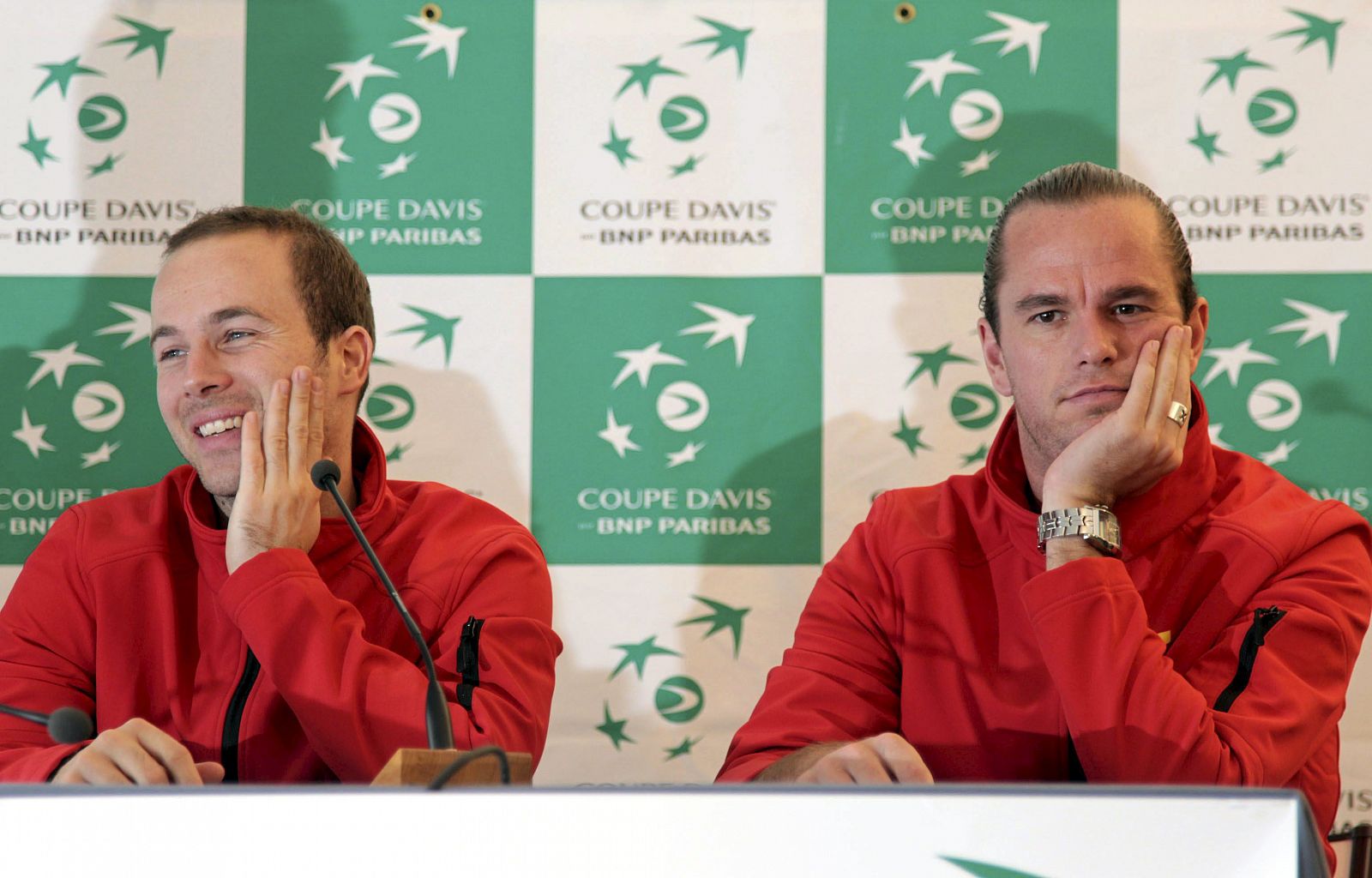 Los tenistas belgas Olivier Rochus (izda) y Xavier Malisse atienden a la rueda de prensa del equipo de Copa Davis