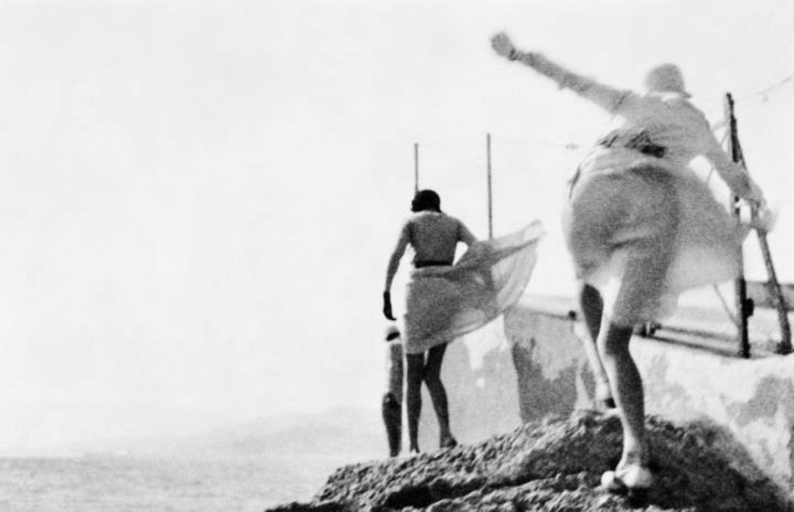 'Bibi, Arlette e Irène. Tormenta en Cannes' (Bibi, Arlette i Irène. Tempesta a Cannes). Jacques Henri Lartigue. Cannes, mayo de 1929..