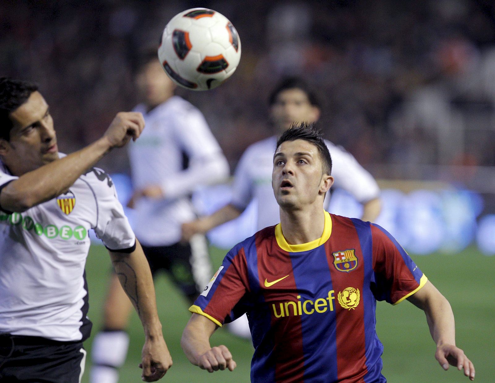 El defensa portugués del Valencia Ricardo Costa pelea un balón con David Villa, del FC Barcelona.