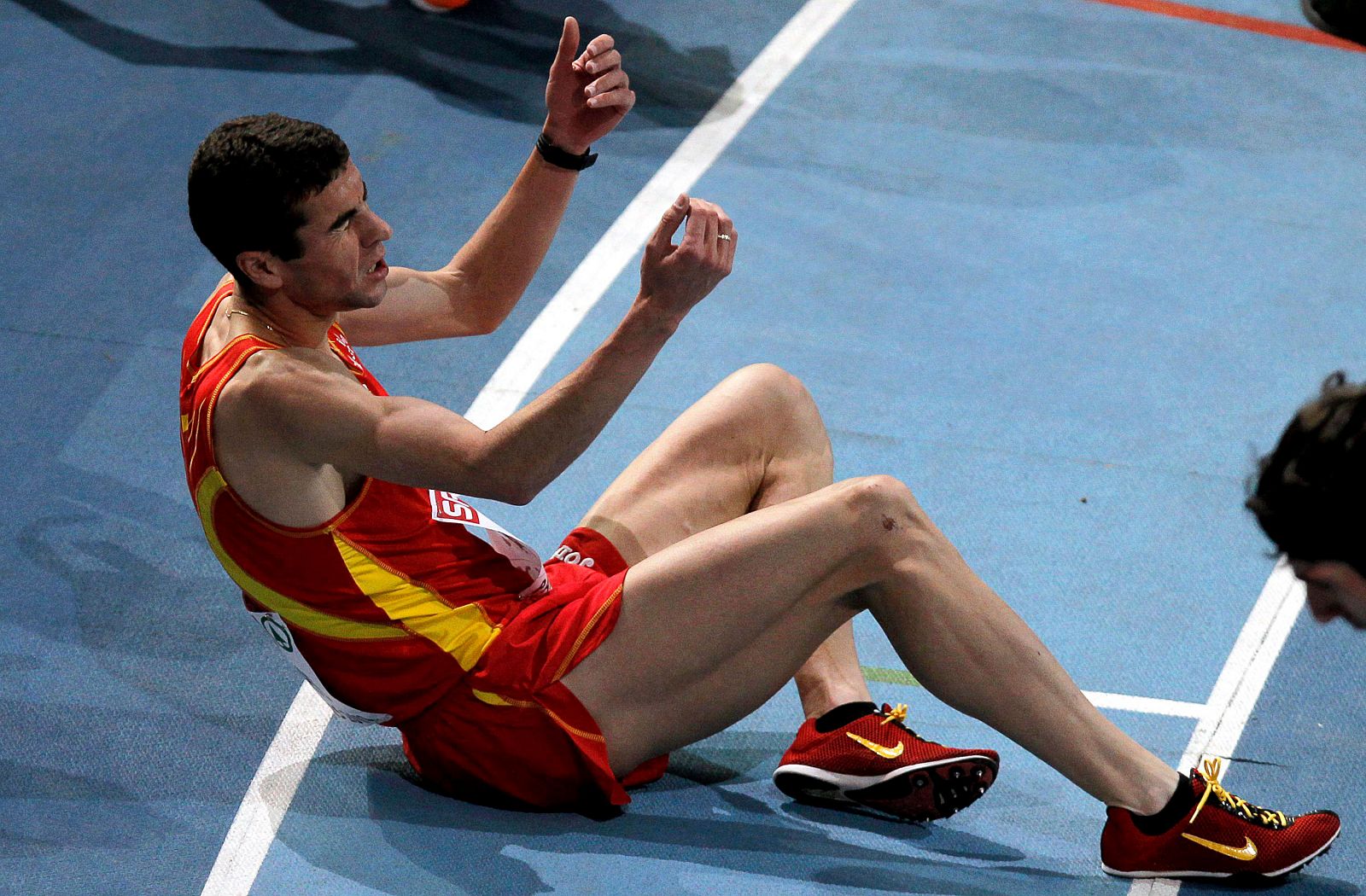 El atleta español Javier Francisco Alves reacciona tras quedar eliminado en la primera ronda clasificatoria de los 3.000 metros de los Campeonatos Europeos en pista cubierta que se disputan en el palacio Omnisports de París-Bercy.