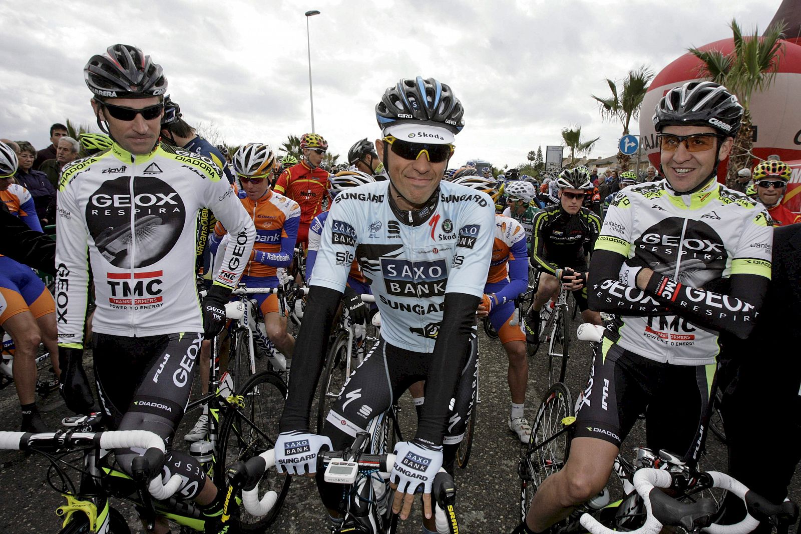 El líder del equipo Saxo Bank, Alberto Contador, y los corredores del equipo Geox Carlos Sastre y Denis Menchov, en la línea de salida de la primera etapa de la Vuelta a Murcia.