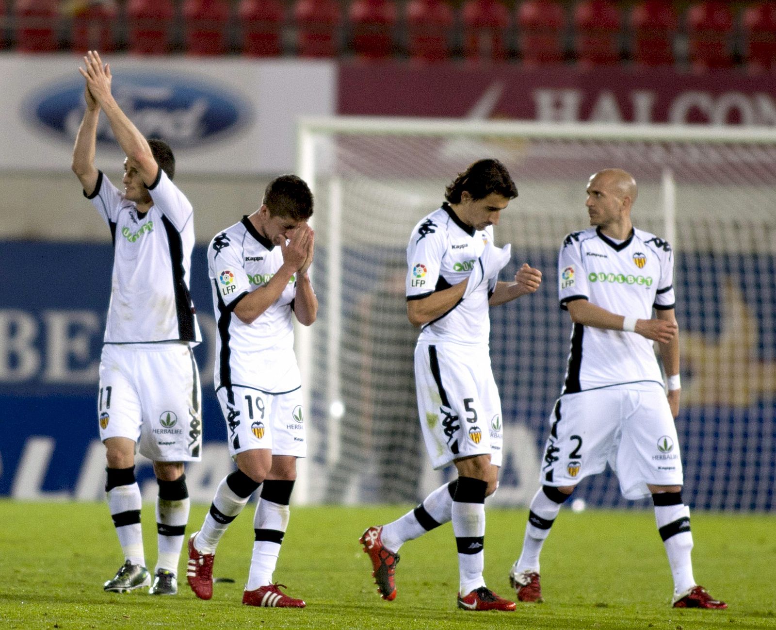 Pablo Hernández celebra su segundo gol junto a sus compañeros Aritz Aduriz, el turco Mehmet Topal y Bruno Saltor.