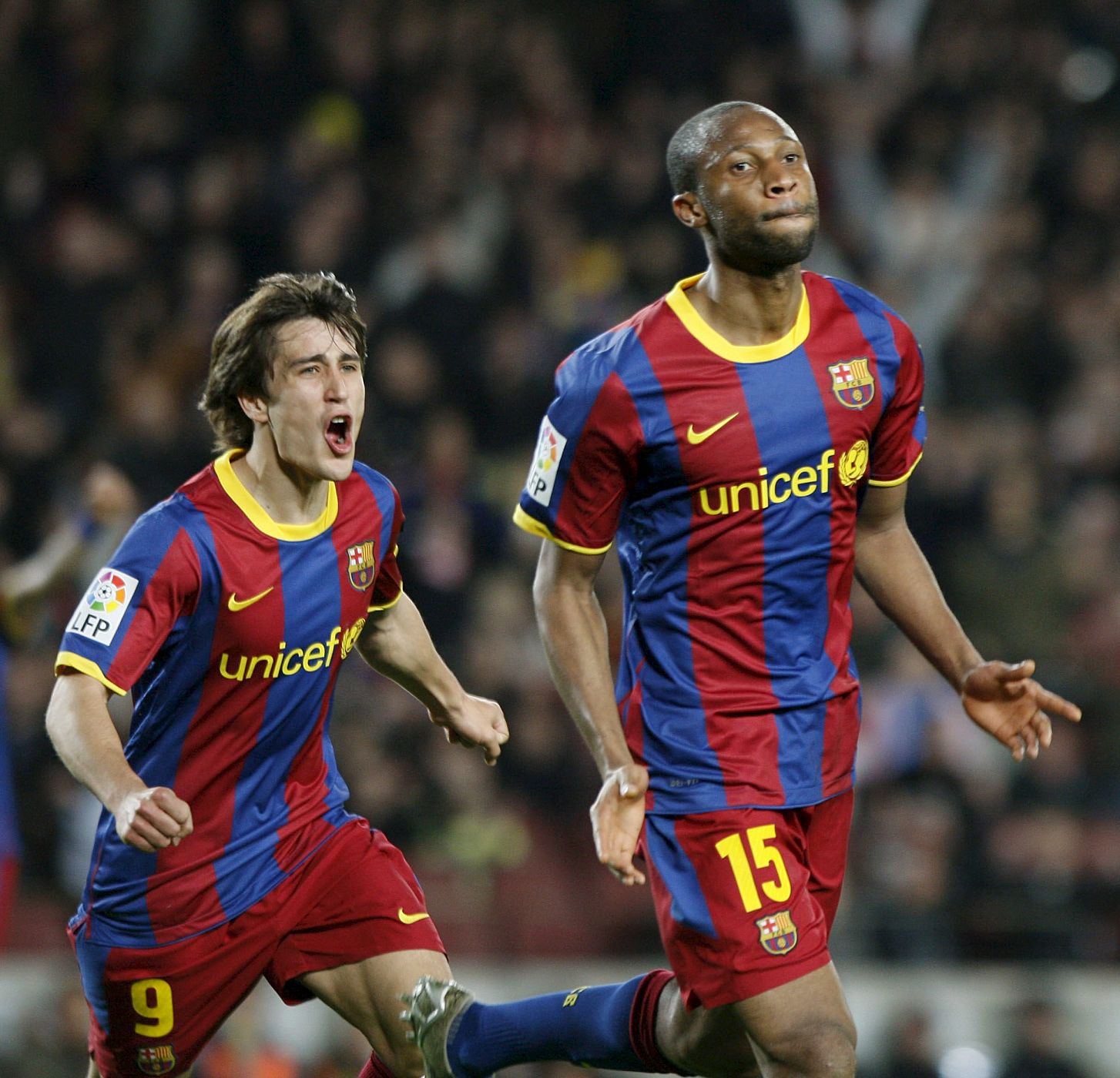 El mediocentro malí del FC Barcelona Seydou Keita celebra su gol con su compañero Bojan Krkic.