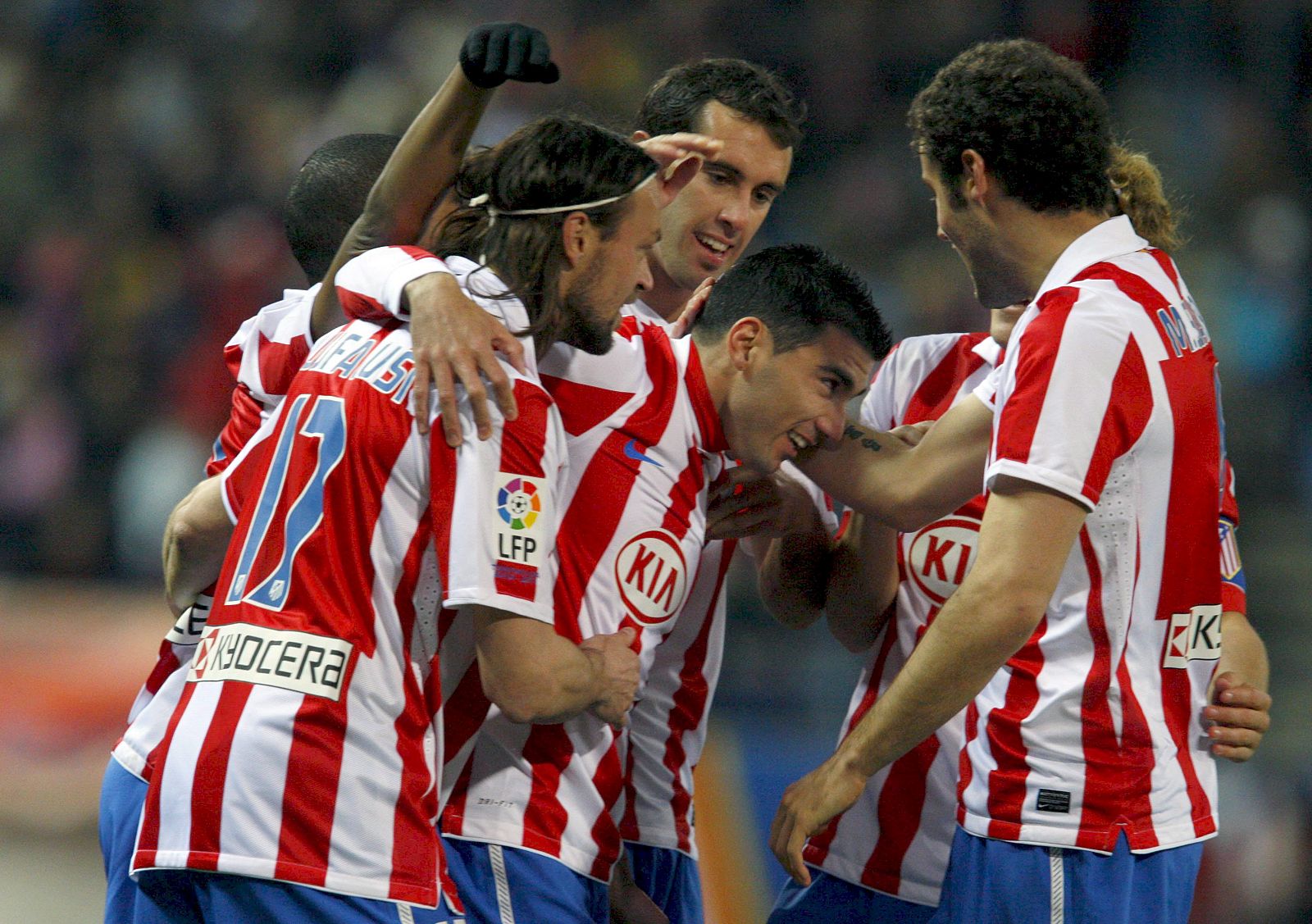 El centrocampista del Atlético de Madrid José Antonio Reyes celebra su gol con sus compañeros Tomas Ujfalusi, Diego Godín, Diego Forlán y Mario Suárez.