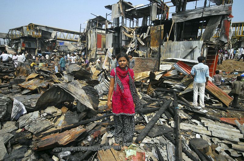 La actriz que interpretaba a la joven Latika en la película ganadora del oscar Slumdog Millionaire, Rubina Ali, inspecciona las ruinas de la chabola en la que vivía.