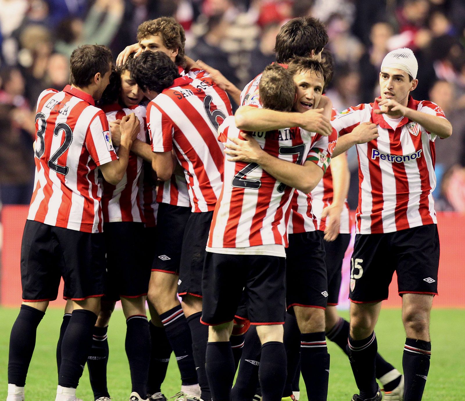 Los jugadores del Athletic de Bilbao celebran el primer gol del equipo.