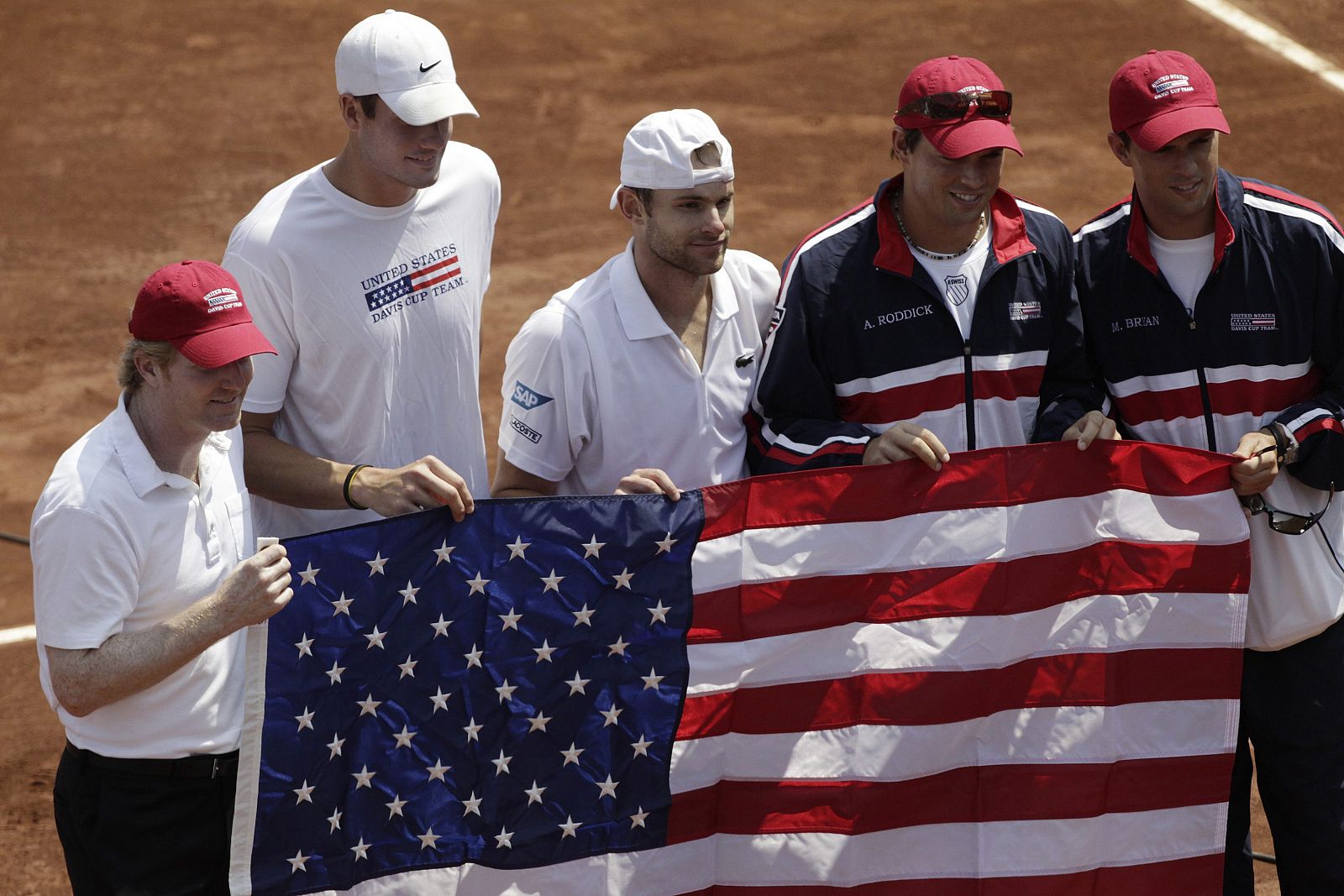 El equipo estadounidense de la Copa Davis, con Jim Courier (capitán), John Isner, Andy Roddick y los hermanos Bob y Mke Bryan, en su eliminatoria de octavos ante Chile.