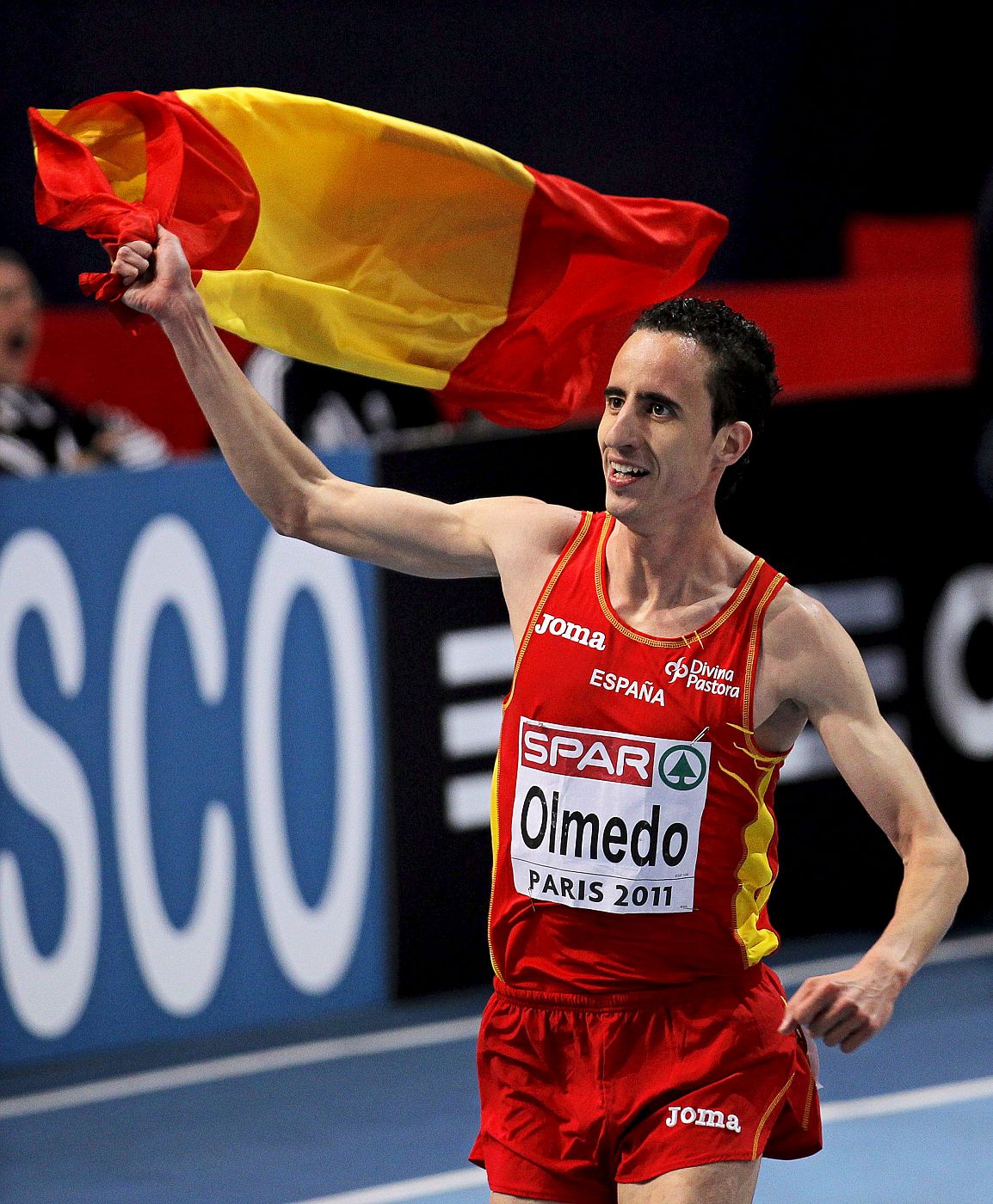 El atleta español Manuel Olmedo celebra su medalla de oro en la final de 1.500 metros.