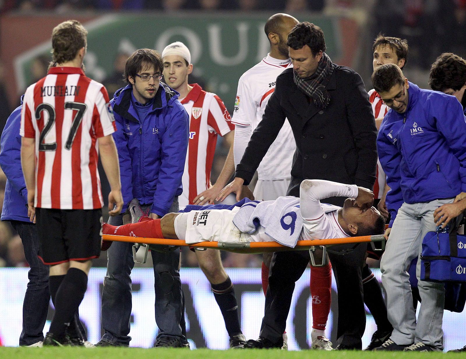 El delantero brasileño del Sevilla CF Luis Fabiano es retirado en camilla tras su lesión