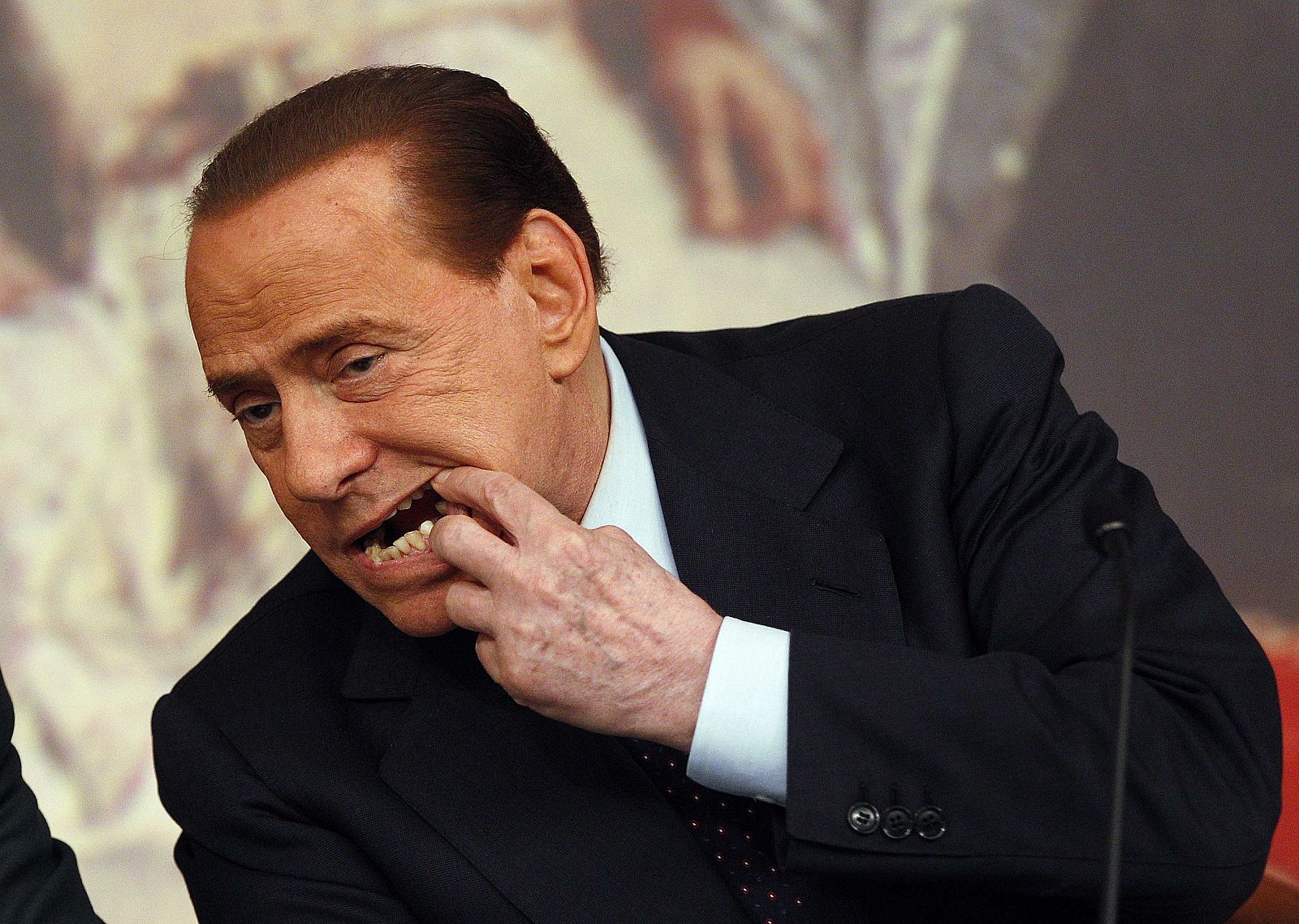 Imagen de Silvio Berlusconi mostrando sus dientes en una rueda de prensa el pasado 9 de febrero