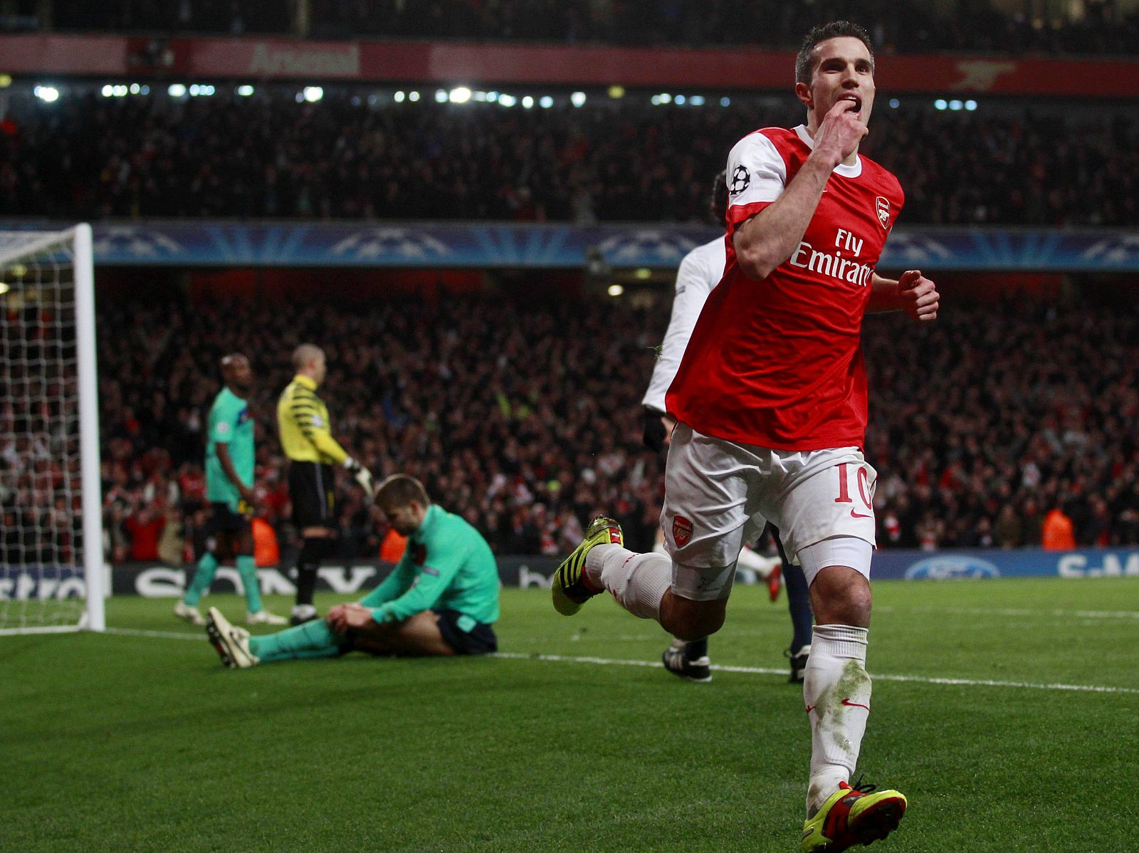 Robin van Persie celebra el gol anotado ante el FC Barcelona en el Emirates Stadium de Londres