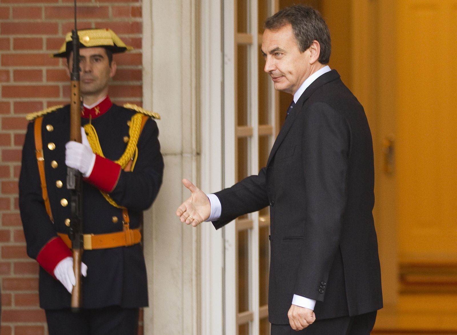 El presidente del Gobierno, José Luis Rodríguez Zapatero, en la entrada al Palacio de La Moncloa el pasado 4 de marzo