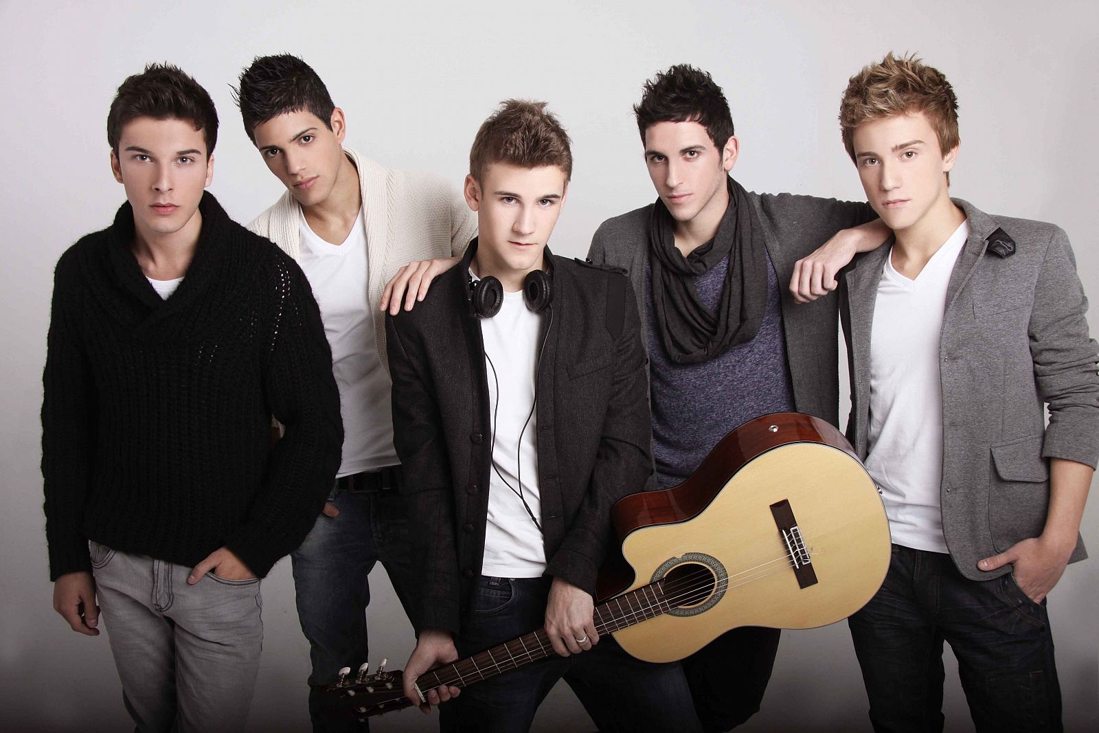 Auryn presenta su primer single, "Breathe in the light".