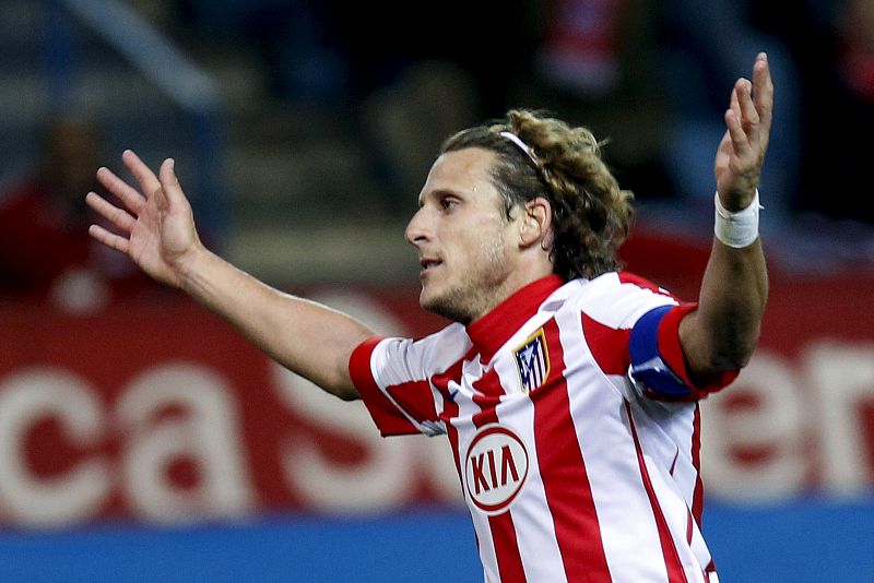 El delantero uruguayo Diego Forlán celebra un gol del Atlético de Madrid.