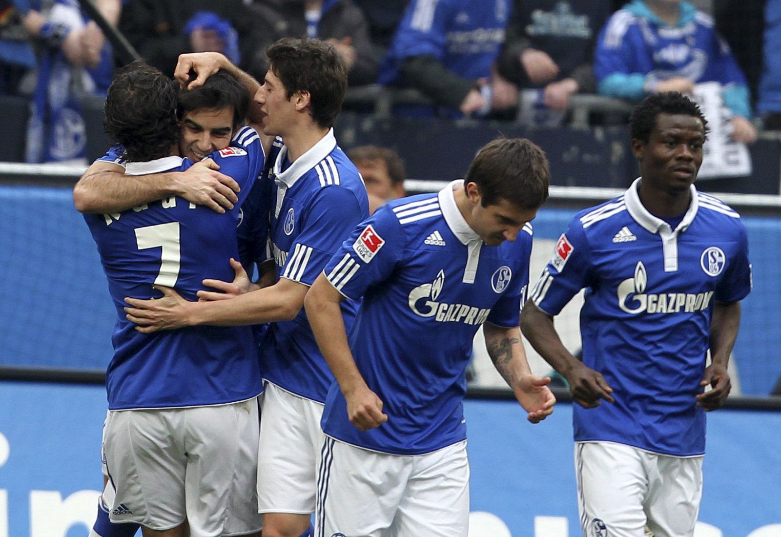 Jurado es felicitado por Raúl, los dos protagonistas del primer gol del Schalke